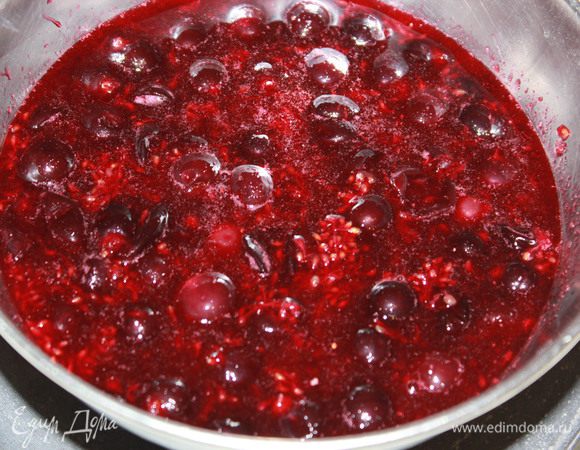 В кастрюле перемешайте ягоды, варенье, воду и соль. Доведите до кипения и варите на среднем огне 10 минут. Затем протрите через сито.