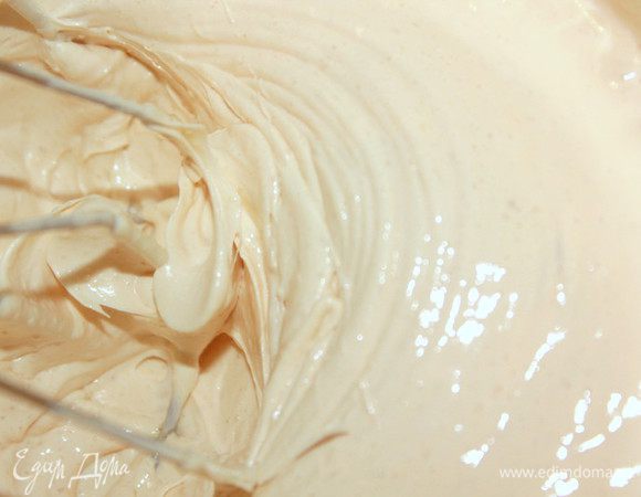 Желтки с сахарной пудрой взбивайте 5-7 минут. Масса должна стать плотной и увеличится в объеме. 