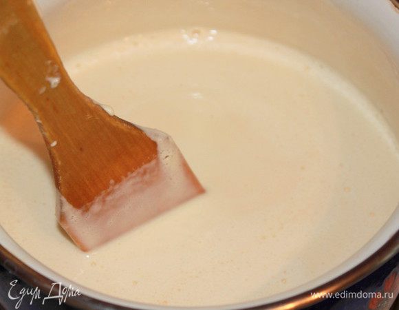 Молоко нагрейте до тех пор, пока не начнет подниматься пена. Затем, помешивая, добавьте треть горячего молока к взбитым с сахаром желткам. Полученную массу перелейте в кастрюлю с оставшимся молоком и варите, помешивая, 4 минуты.  