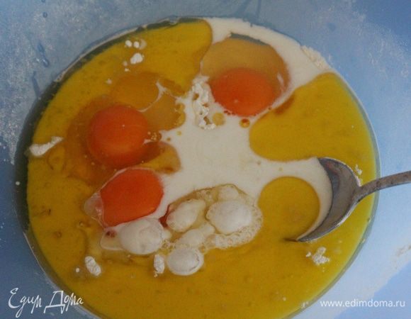 Муку просеять с разрыхлителем, добавить яйца, молоко и масло.