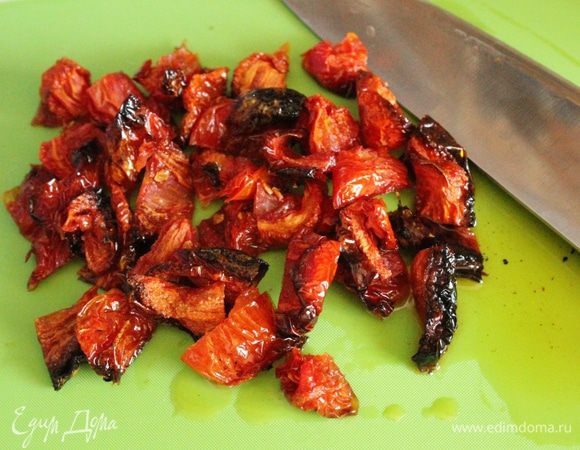 Томаты порезать кубиками.