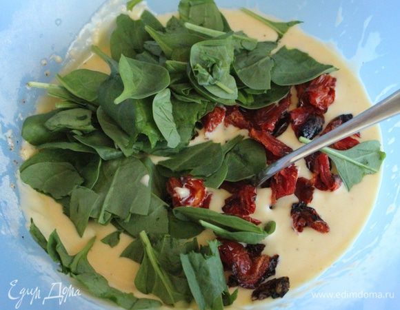 Добавить в тесто помидоры и шпинат, перемешать, добавить соль и перец.