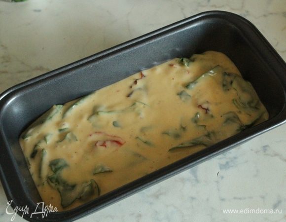 Форму смазать сливочным маслом, выложить тесто и поставить в духовку, разогретую до 180 градусов.