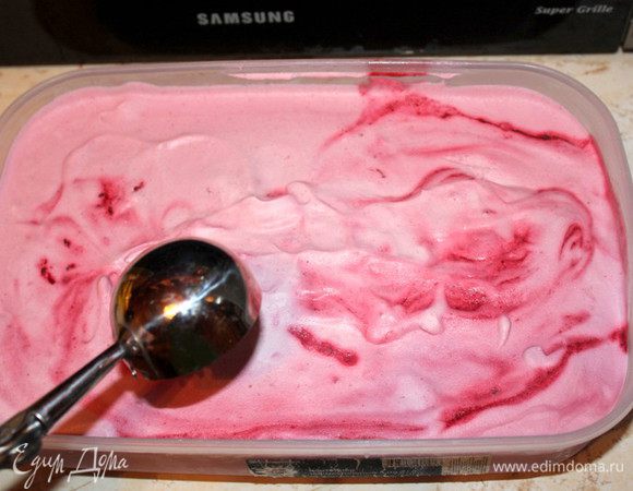 Смешайте сливки с ягодной массой. Переложите в большой пластиковый контейнер, сверху накройте пищевой пленкой и уберите в морозилку на несколько часов. Через 1,5-2 часа достаньте мороженое из морозилки и перемешайте блендером (на низкой скорости). Вновь уберите в морозилку. Так проделайте несколько раз, чтобы мороженое не кристаллизовалось. 