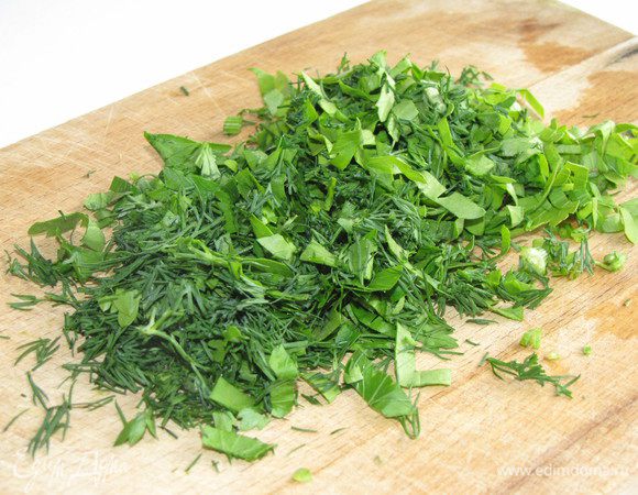 Зелень вымыть и измельчить.