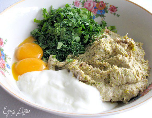 Луково - ореховую смесь выложить в миску, добавить желтки , зелень, йогурт. Приправить солью и перцем, перемешать.