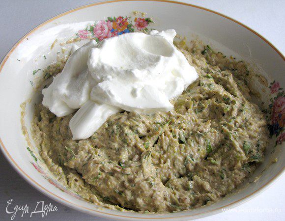 Отдельно взбить белки в крепкую пену и добавить к полученной смеси. Аккуратно премешать.