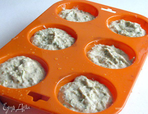 Силиконовую форму сбрызнуть водой и преложить в нее смесь. На противень налить немного воды, примерно на 0,5 см и поставить в него форму. 