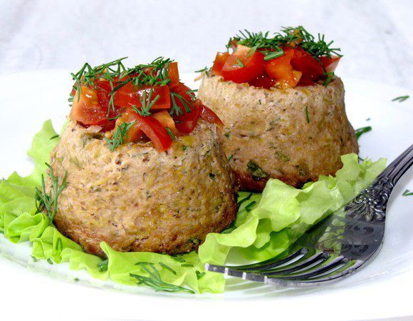 Подавать к столу горячим, посыпав  с мелко нарезанными помидорами и укропом. Приятного аппетита!