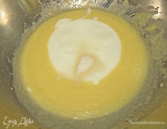 Добавить йогурт и ванильный экстрат, продолжаем взбивать. 