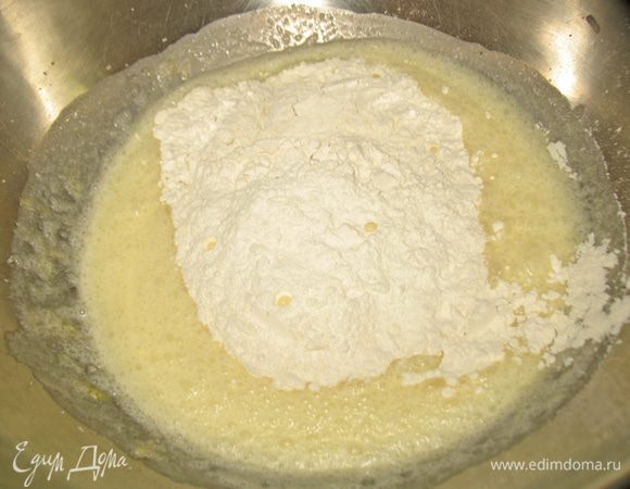 Продолжая взбивать частями добавляют смесь муки и вымешиваем до однородного состояния.

