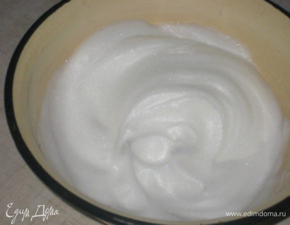 Белок взбить до устойчивых пиков.