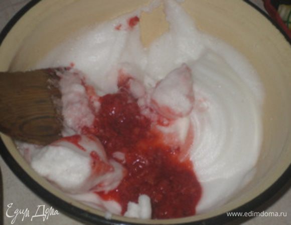 Часть клубники и предварительно замоченный в холодной воде желатин отправить подогреваться на медленном огне до растворения желатина. Затем добавить в белки.