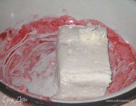 Творог положить в мисочку, где был желатин и клубника.