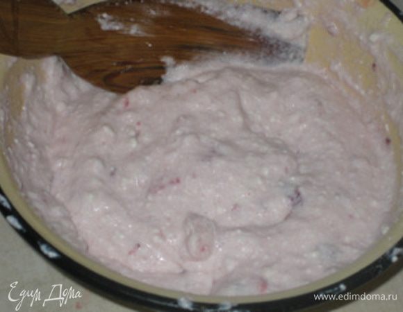 Ввести творог к белково-клубничной смеси.