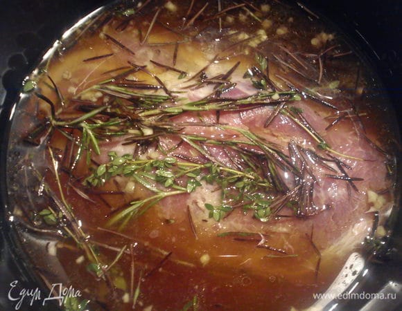 Смешать жидкие ингридиенты, добавить специи и травы, чеснок. Залить мясо и оставить на ночь мариноваться. Если хотите получить в результате более ровный кусок мяса, можно перетянуть его шпагатом.