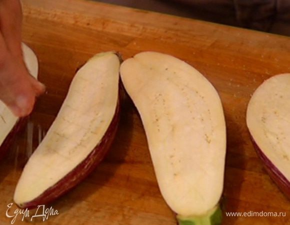 Половинки баклажанов посолить и оставить на некоторое время.