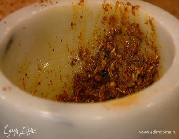 Приготовить заправку: чеснок, сенегальский перец, кориандр, кардамон, куркуму, фенхель, сумах, молотый имбирь, смесь харисса и соль растереть в ступке, затем влить 2–3 ст. ложки оливкового масла и все перемешать.