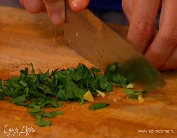 Петрушку мелко порубить.