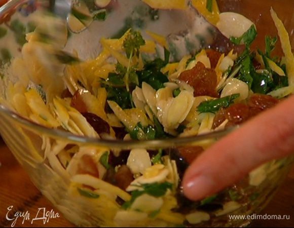 Оливки соединить с изюмом, миндальными хлопьями, лимонной цедрой и петрушкой, влить лимонный сок и 1 ст. ложку оливкового масла, все перемешать.