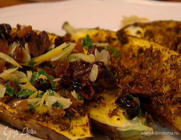 На запеченные баклажаны выложить сверху миндальную начинку.