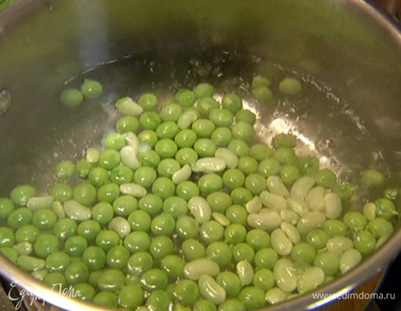 В небольшой кастрюле вскипятить воду, всыпать горошек и варить несколько минут, затем отбросить на дуршлаг.