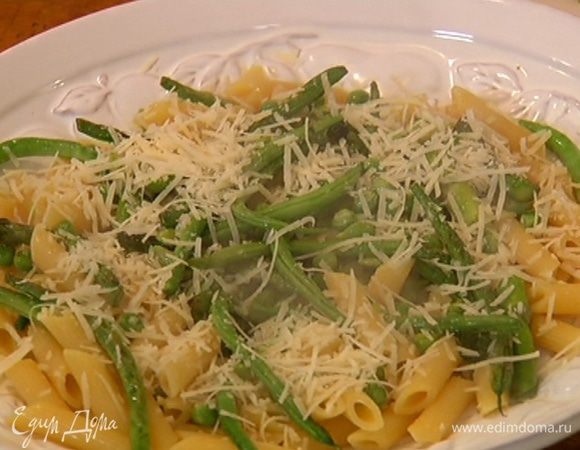 Готовые макароны выложить в сковороду с овощами, перемешать, затем переложить на тарелку, посыпать сыром и все еще раз перемешать.