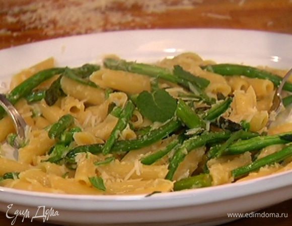 Украсить пасту оставшимися листьями мяты и подавать.