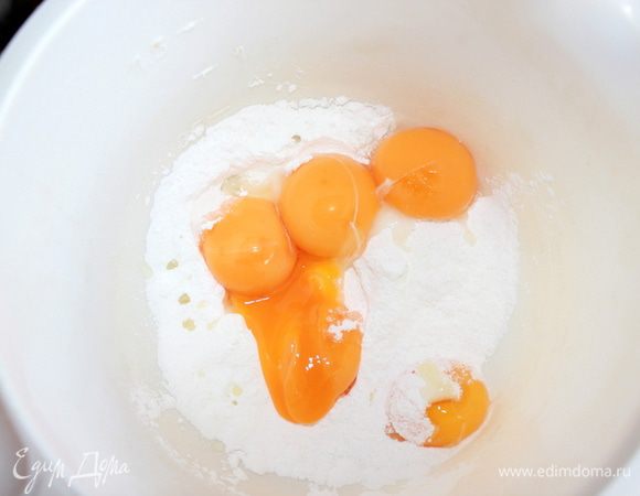 Желтки разотрите с сахарной пудрой добела. 