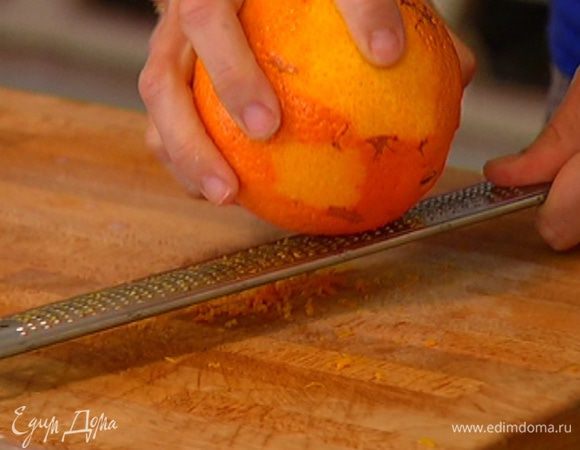 Цедру оставшейся части апельсина натереть на мелкой терке и всыпать в кефир.