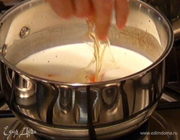 Как только в молоке со сливками появятся первые пузырьки, добавить желатин, снять кастрюлю с огня, удалить апельсиновую цедру и стручок ванили, все перемешать.