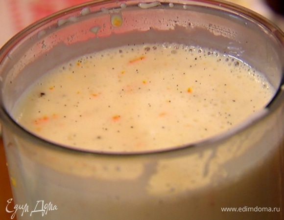 Взбивая кефир миксером, влить горячую молочную смесь.