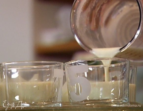 Разлить молочно-кефирную массу в прозрачные бокалы и отправить в холодильник минимум на 3 часа.