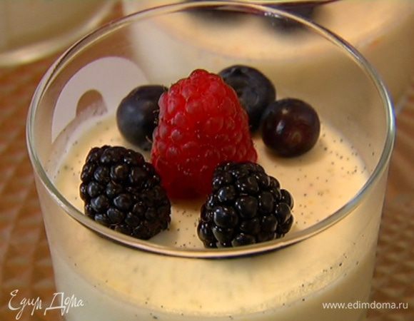 Застывший десерт украсить малиной, ежевикой и голубикой.