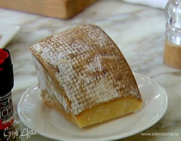 Пекорино натереть на мелкой терке.