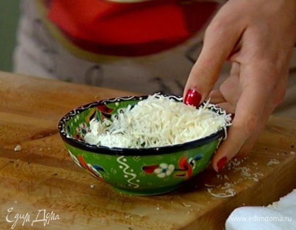 Сметану соединить с сыром и шалфеем, посолить, поперчить и перемешать.