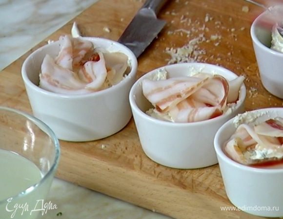 Добавить в каждую формочку по 1 ч. ложке с горкой сметанной заправки, а сверху поместить по полоске бекона.