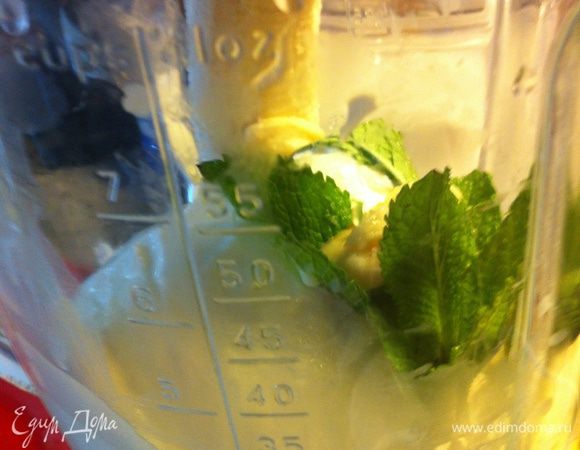 Пломбир, молоко, банан и листики мяты (стебли не использовать) поместить в блендер и хорошенько вбить.
