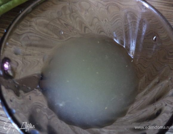 В холодной воде развести соль,уксус и лимонную  кислоту (я использовала сок лайма)