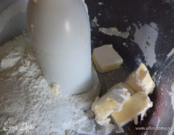 маргарин перетереть с мукой,или порубить ножом ,или как я в комбайне,влить воду  и замесить тесто,разделить на 8 частей и убрать в холодильник.