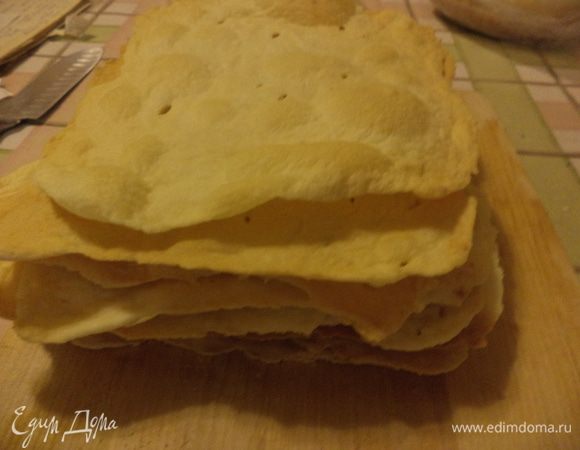 Доставать по одному кусочку, очень тонко раскатать ,проткнуть вилкой,чтобы не дулось и выпечь коржи. Я обычно не выравниваю, стараюсь условно придерживаться размера и  делаю это потом и все обломанные краешки использую на крошку,и еще в процессе у меня от каждого кусочка немного остается и получается 9 коржей!!!!