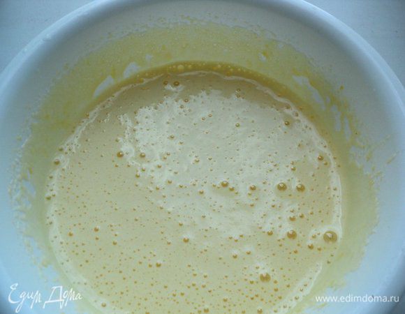 Бисквит:  яйца взбить с  сахара, поставив емкость, в которой взбиваем, на кастрюлю с горячей водой (посуда  не должна касаться воды и кастрюлю не ставить на огонь) до увеличения в объеме в 3-4 раза в течении 5-6 минут. 