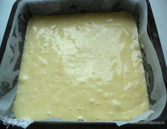 Снять яичную смесь с водяной бани и осторожно добавить смесь муки с разрыхлителем, осторожно  перемешать до однородной массы. Дно и бока формы для выпечки  размером 20х20 см застелить бумагой для выпечки, смазать маслом, вылить тесто. 