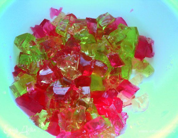 Застывшее желе разрезать на кубики, немного желе оставить для украшения.
