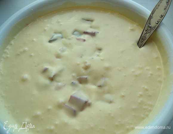 Добавить в сливочный крем кубики желе, хорошо перемешать.