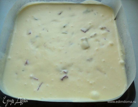 Вылить крем-суфле на бисквит.