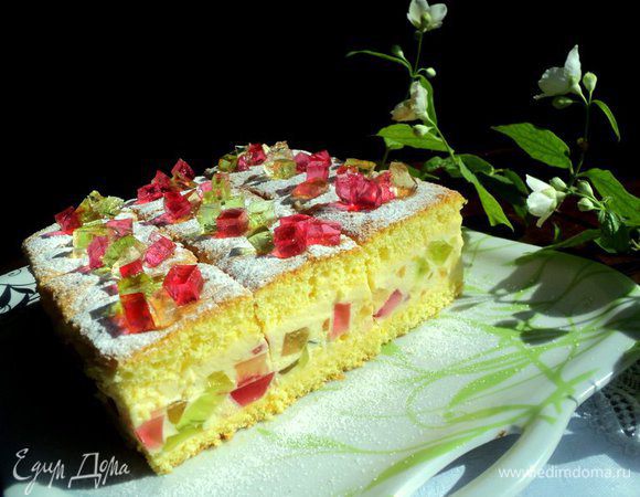 Готовый пляцок подровнять, разрезать на кусочки. Сверху посыпать сахарной пудрой и украсить кубиками желе. 