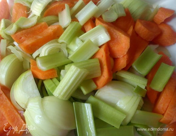 Нарезать овощи крупными кусками.