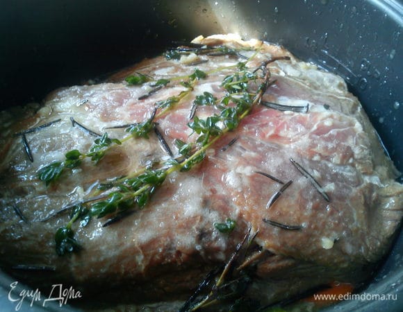 Сложить овощи в рукав для запекания, выложить на них мясо и влить половину маринада. Плотно завязать рукав и запекать мясо в духовке при 160 С 1,5 часа. Каждые 20 минут нужно аккуратно его переворачивать. Мне показалось, что проще запечь его в мультиварке на режиме выпечка. Время запекания 1,5 ч. И для румяности в духовку на 10-15 минут при 200 С.