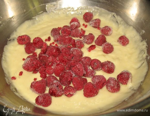  Добавляем ягоды и аккуратно перемешиваем, стремясь чтобы ягоды были покрыты тестом. 

